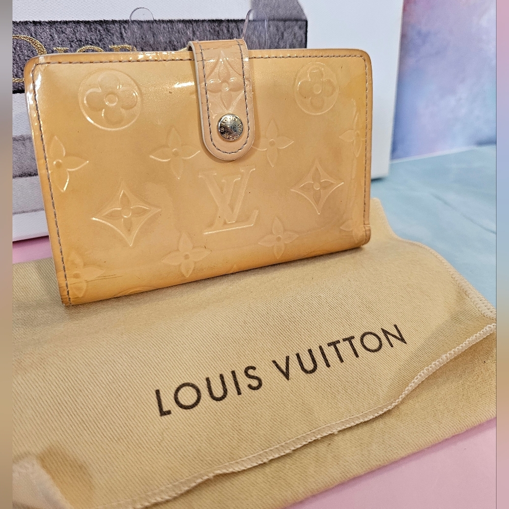 🏵Louis Vuitton Vernis Kisslock Wallet Yellow Beige Porto Monnaie Biennois🏵
